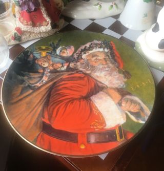 Avon 1987 Christmas Plate " The Magic That Santa Brings " 22k Trim Exclusive