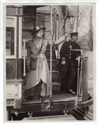 Wwi Girl Tram Conductors Replacing Men In London England News Photo