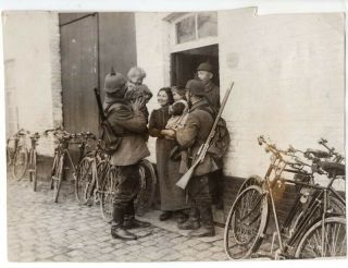 Wwi German Soldier Quartered In French Home Takes His Leave News Photo