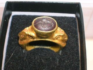 Handsome Roman Intaglio Horse Garnet 22 K Gold Ring