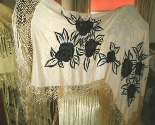 VINTAGE 1920s CREAM & BLACK EMBROIDERED SILK PIANO SHAWL HAND KNOTTED FRINGE 2