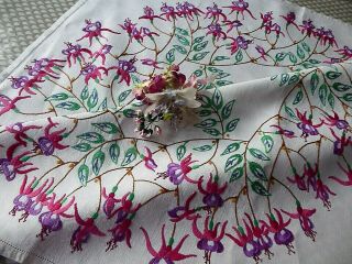 VINTAGE HAND EMBROIDERED TABLECLOTH=EXQUISITE FLOWERS CIRCLE/ PINK FUCHSIAS 2