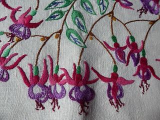 VINTAGE HAND EMBROIDERED TABLECLOTH=EXQUISITE FLOWERS CIRCLE/ PINK FUCHSIAS 3
