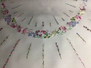Stunning Vintage Linen Hand Embroidered Tablecloth Floral Circle