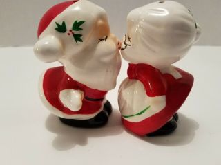 Kissing Santa Claus And Mrs.  Claus Salt And Pepper Shakers Made In Taiwan