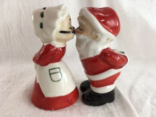 Vintage Mr.  & Mrs.  Santa Claus Figurines Kissing Made In Japan Salt & Peppers