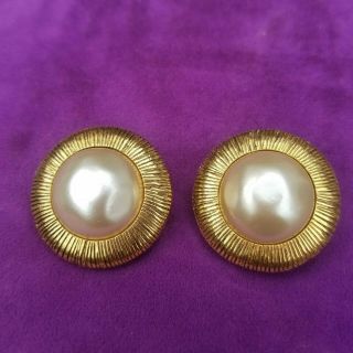 Chanel Vintage Gold Round Clip On Earrings