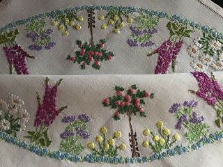 Exquisite Vintage Linen Hand Embroidered Tablecloth Cottage Garden Floral Circle
