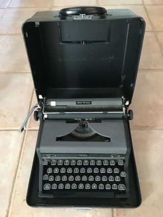 Vintage Royal Quiet De Luxe Typewriter with Case 1950s 2