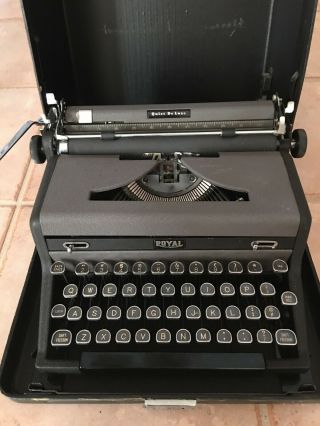 Vintage Royal Quiet De Luxe Typewriter with Case 1950s 3
