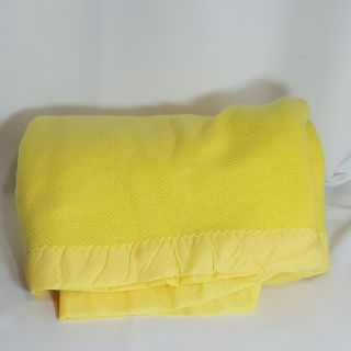 Vintage Waffle Thermal Blanket Acrylic Full Size 74x88 Yellow Nylon Edge