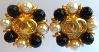 Chanel White & Black Pearl 18 K Goldplated Clip Earrings Haute Couture Vintage