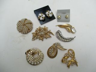 6 Vintage Crown Trifari Faux Pearl Pins & 2 Earrings 1 Pin By Richelieu