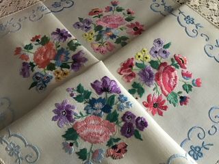 Stunning Vintage Linen Hand Embroidered Tablecloth Floral Posies & Lace