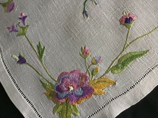 GORGEOUS VINTAGE LINEN HAND EMBROIDERED TRAY CLOTH FLORALS 2