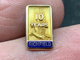 Richfield Oil And Gas 10k Gold Stunning Eagle Logo 10 Years Service Award Pin.