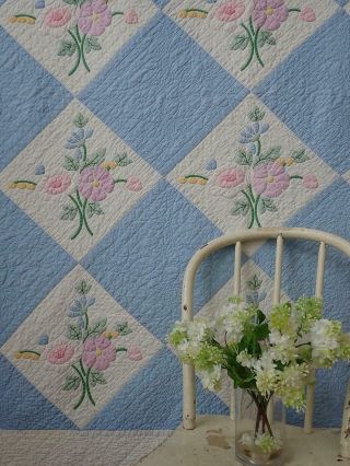 Lovely Vintage Cottage Garden Bouquet Applique Blue & White Quilt 86x70 "