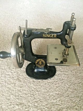 1910 Antique SINGER 20 Toy Sewing Machine Vintage Cast Iron WITH BOX 2