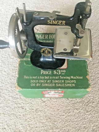 1910 Antique SINGER 20 Toy Sewing Machine Vintage Cast Iron WITH BOX 3
