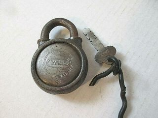 Vintage 326 YALE & TOWNE Mfg Co Large Round Padlock Lock & Flat Key 2