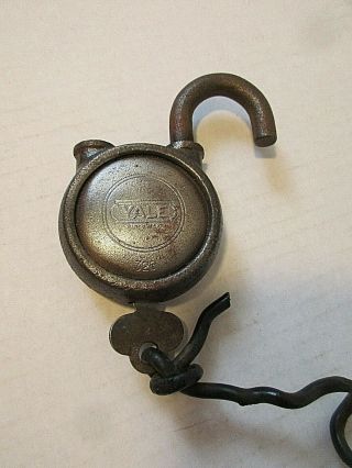Vintage 326 YALE & TOWNE Mfg Co Large Round Padlock Lock & Flat Key 3