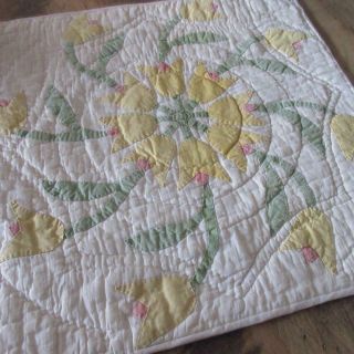 Cottage Sweet Yellow Tulips Vintage 30s Doll Or Table Quilt 17x18