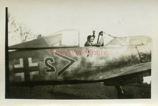Wwii Photo - Us Soldier W/ Captured German Focke - Wulf Fw 190 No.  2 - 2