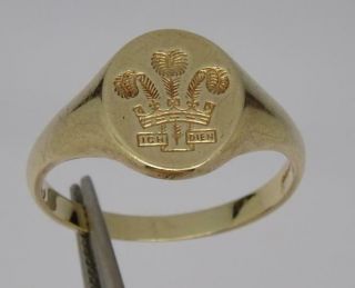 Vintage 9ct Yellow Gold Prince Of Wales Crest Oval Signet Ring Uk Size V
