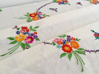 Vintage Hand Embroidered Linen Tablecloth Circle Bunches Of Garden Flowers