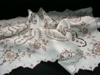 B ' FUL VTG MADEIRA VERY DECORATIVE RICHLY HAND EMBROIDERED CUTWORK LACE TABLECLOT 3