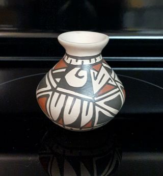 Mata Ortiz Mini Pottery Storage Vase - Signed Irma Villa - 2 1/4 Inches