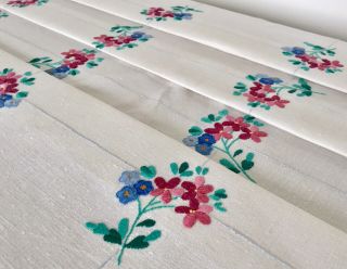 Vintage Pretty Hand Embroidered Linen Tablecloth English Country Cottage Flowers