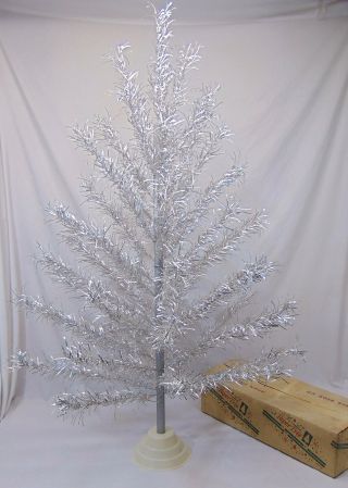 Vintage 5’ Foot Aluminum Christmas Tree No.  552 Taper Tree & Box Carey - Mcfall Co.