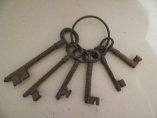 Set Of 6 Vintage Cast Iron Skeleton Keys On Ring.  Longest 6 " To Shortest 3 1/4 "