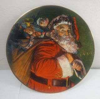 Vintage 1987 Avon Santa Claus Collectible Plate " The Magic That Santa Brings "