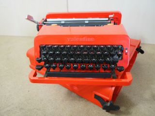 Typewriter Olivetti Valentine Machine écrire Schreibmaschine 打字机 タイプライター