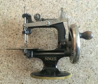 Vintage Singer Model 20 Cast Iron 7 - Spoke Hand Crank Chain Stitch Sewing Machine