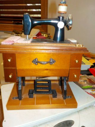 Vtg Berkeley Designs Sewing Machine Music Box " Buttons And Bows "