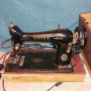 Vintage Singer Sewing Machine Model 66 Alloted Date Dec 16 1941 W/case