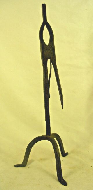 Rare 18th C Wrought Iron Tripod Base Rushlight Or Splint Holder With Spring Jaws