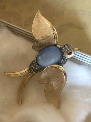 Vintage Crown Trifari Jelly Belly Bird Sparrow Pin Blue
