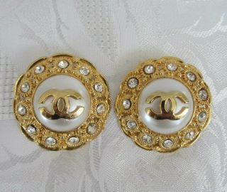 CHANEL Rhinestone Faux Pearl Cluster Clip - On Earrings Brushed Gold Tone Vintage. 3