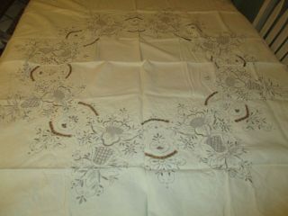 VINTAGE FLORAL Embroidery cut work TABLE CLOTH ROUND 66 INCH 2