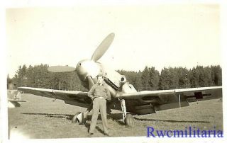 Org.  Photo: Us Soldier W/ Captured Luftwaffe Me - 109 Fighter Plane On Airfield