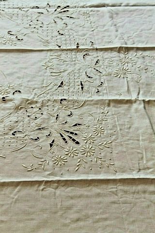 Vtg Madeira w tag Cutwork White Linen Hand Embroidered Tablecloth Oval 65 x 69 3