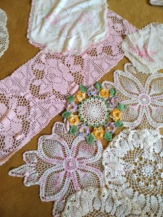Pretty Pink Vtg Crocheted Pink White Flower Doilies Dresser Scarf Qty 13