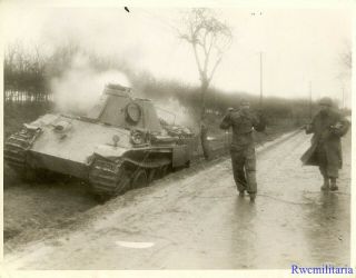Press Photo: THE BULGE German Panzerman Surrenders by KO ' d Pzkw.  V Panther Tank 2