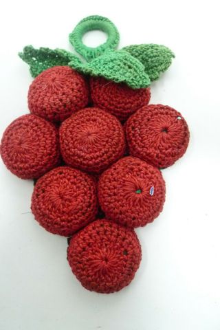 Vtg Bunch Red Grapes Crochet Bottle Cap Pot Holder Hot Pad Trivet Hanger