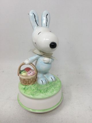 Snoopy Peanuts Charlie Brown Schmid Vintage Ceramic Music Box Easter Beagle
