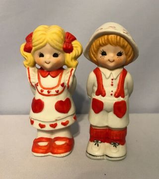 Vintage 1979 Figurines Lucy Rigg Valentine Set Of Boy And Girl Hearts J21